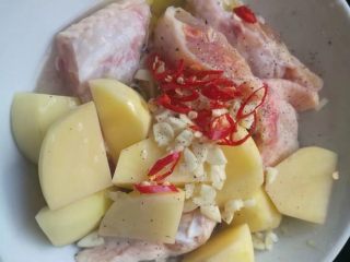 5、糖醋菜+酸甜泰式煎鸡翅,鸡翅、土豆混合辣椒、蒜末、黑胡椒、盐，拌匀。