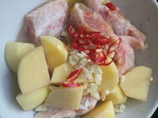 6、糖醋菜+酸甜泰式煎鸡翅,放在冰箱里腌制半小时以上。