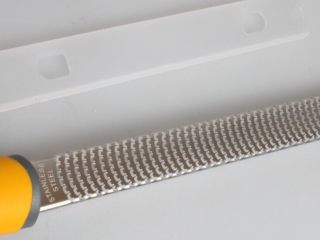 7、糖醋菜+酸甜泰式煎鸡翅,用奶酪刨刨一点青柠檬皮屑，放在一旁备用。小心手。