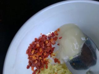 8、糖醋菜+酸甜泰式煎鸡翅,调碗汁：蜂蜜、半个青柠檬挤的汁（另半个切成薄片放一旁，另处备用）、生姜末。如果嫌不够大辣椒，还可以加点辣椒片。