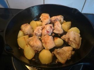 11、糖醋菜+酸甜泰式煎鸡翅,一面煎至略焦后逐个翻面。