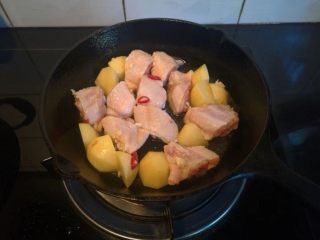 10、糖醋菜+酸甜泰式煎鸡翅,鸡翅和土豆块沥一下水，倒入锅中，尽量铺平。