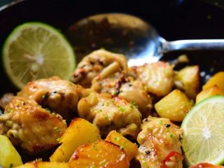 12、糖醋菜+酸甜泰式煎鸡翅,煎到鸡翅不再有血水流出，土豆能压碎。倒入碗汁，翻炒一下。