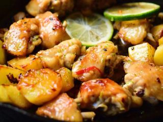 13、糖醋菜+酸甜泰式煎鸡翅,撒上柠檬皮屑、黑芝麻拌匀，放入青柠檬片。就可以连锅一起上桌啦！小心烫手！