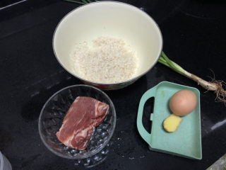 1、生滚牛肉粥➕一粥一饭暖人心,食材合照：粳米或香米（如果想粥更粘稠滑糯可以添加1/3的糯米）约200g，牛肉一块约150g，姜一小块，小葱一根。我还准备了一些生菜（忘记拍了）还有一个鸡蛋