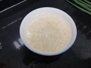 2、生滚牛肉粥➕一粥一饭暖人心,米淘洗干净后，用清水浸泡约1小时