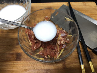 14、生滚牛肉粥➕一粥一饭暖人心,加两汤匙水淀粉，抓拌均匀让牛肉吸收水分，保持嫩滑