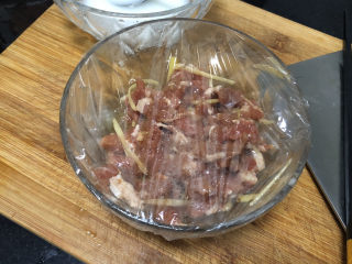 16、生滚牛肉粥➕一粥一饭暖人心,抓匀，能保鲜膜腌制半小时。我是晚上睡前腌上，放冰箱冷藏，早上起来煮粥