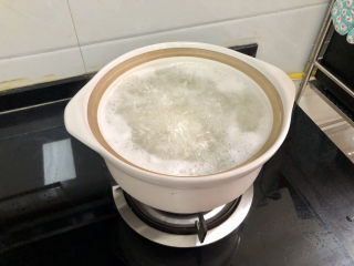 21、生滚牛肉粥➕一粥一饭暖人心,大火煮开，保持大火，煮10分钟，不断搅拌以免粘锅