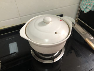 22、生滚牛肉粥➕一粥一饭暖人心,转小火，加盖，炖煮40分钟。中间需要搅拌几次，以免粘锅底。