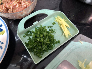 24、生滚牛肉粥➕一粥一饭暖人心,小葱取葱绿切末，不需要这么多葱末，阿晨剩下的葱末还做其他的菜了。剩下的一半姜切姜丝