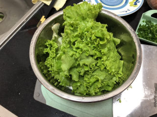 25、生滚牛肉粥➕一粥一饭暖人心,生菜择好，淡盐水浸泡清洗干净