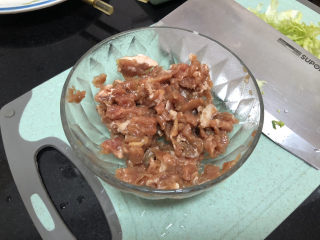 27、生滚牛肉粥➕一粥一饭暖人心,腌制后的牛肉检出姜丝，当然也可以直接用腌牛肉的姜丝，就不用再切姜了