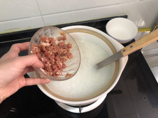 30、生滚牛肉粥➕一粥一饭暖人心,转中大火，分次加入腌制后的牛肉，筷子搅散