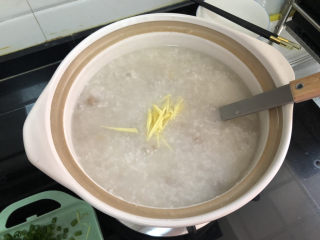 31、生滚牛肉粥➕一粥一饭暖人心,加入姜丝，中火煮一分钟，牛肉熟透