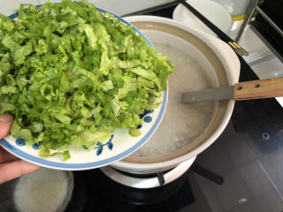 32、生滚牛肉粥➕一粥一饭暖人心,转小火，加入生菜丝