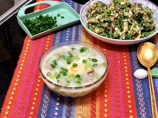 36、生滚牛肉粥➕一粥一饭暖人心,盛一碗热乎乎的牛肉粥，撒上一些葱末，怕腥的小朋友还可以加一点胡椒粉。搅拌均匀，开始享受吧