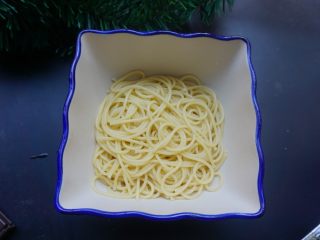 3、咖喱虾仁意面,煮熟后捞起放入碗中待用