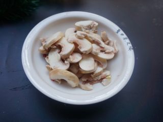 5、咖喱虾仁意面,口蘑洗干净切片