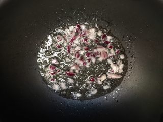 7、咖喱虾仁意面,热锅加油爆香洋葱丁