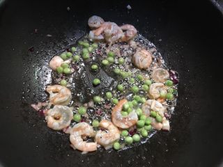 9、咖喱虾仁意面,再倒入青豆一起翻炒