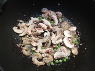 10、咖喱虾仁意面,再来加入口蘑翻炒