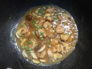 11、咖喱虾仁意面,放入咖喱块后，加入半碗水一起煮开把咖喱煮溶化