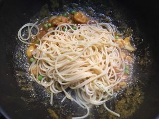 12、咖喱虾仁意面,倒入意面搅拌均匀