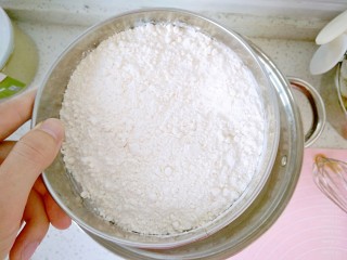 3、广式月饼,再筛入广式月饼粉。