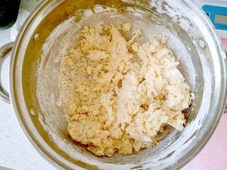 4、广式月饼,用刮刀翻拌均匀。