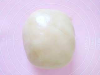 5、广式月饼,再用手揉成光滑的面团,再用保鲜膜包好,放冰箱冷藏1小时以上,冷藏好的饼皮延展性好些,花纹清晰,不容易破。