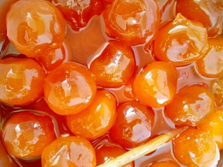 6、广式月饼,先做蛋黄莲蓉的(我买的是包装好的蛋黄,先把它倒到干净的盆里面,再用花生油把它浸泡3~4个钟,这样可以去除腥味)