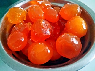 7、广式月饼,把泡好的蛋黄捞起来控油