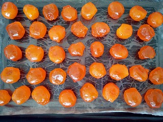 8、广式月饼,烤盘里垫一张油纸,再把蛋黄放到上面去摆好,再喷点白酒,烤箱预热,上下火,180度,中层烤五分钟取出晾凉