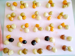 9、广式月饼,再称饼皮和馅料,把冰好的饼皮取出来先称蛋黄,再称馅料,最后剩下的就是饼皮了,我买的蛋黄大概都是在12克左右,做的是100克的月饼,所以饼皮与馅料的比例是3:7,蛋黄+莲蓉=70克,称完蛋黄和莲蓉,剩下的就是饼皮就称30克就行了,我还做了其他馅料的,全部一一配对好,这样方便操作点