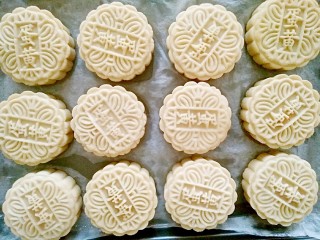 13、广式月饼,烤箱预热上下火200度烤五分钟,定型后把它取出放晾