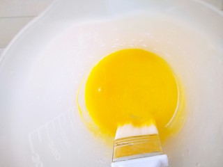 14、广式月饼,一个纯蛋黄,加上少许水调成稀蛋液