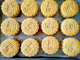 16、广式月饼,我用的都是自己家的土鸡蛋黄,刷出来就很黄很漂亮了。