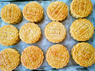 17、广式月饼,再把刷好蛋液的月饼送进烤箱里,中层上下火180度,烤十分钟左右出炉