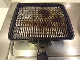 1、鹽巴燒烤秋刀魚,日式燒烤網準備好