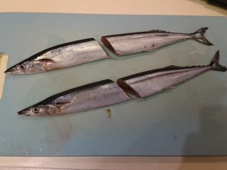 3、鹽巴燒烤秋刀魚,對半切開