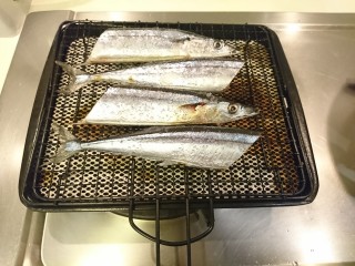 5、鹽巴燒烤秋刀魚,直接把魚放上預熱好的燒烤網上，直到底部那面乾燥再翻面！再以相同的方法烤另一面。然後翻面、翻面…
