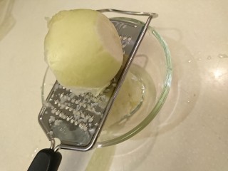 7、鹽巴燒烤秋刀魚,磨泥