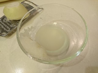 8、鹽巴燒烤秋刀魚,把水擠掉