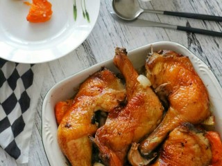 1、#咸味#红酒烤香草鸡腿,胡椒粒多点其它调味香草一点点就够了，避免味道太冲了影响口感