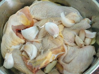 2、#咸味#红酒烤香草鸡腿,鸡腿洗净沥干放入整颗无需剥皮的蒜粒和洋葱