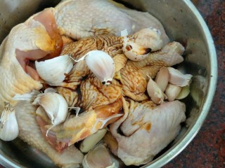 3、#咸味#红酒烤香草鸡腿,倒入酱油