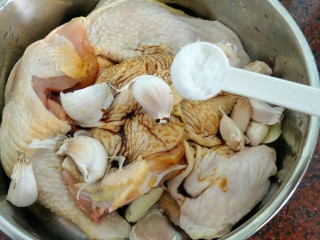 4、#咸味#红酒烤香草鸡腿,放入盐