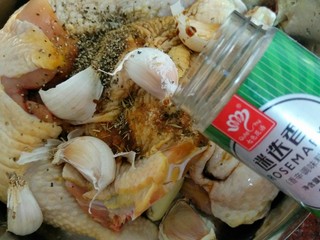 8、#咸味#红酒烤香草鸡腿,放一点迷迭香