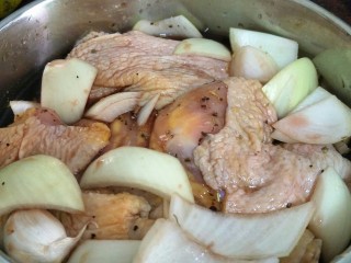 9、#咸味#红酒烤香草鸡腿,倒入红酒，大概没过鸡腿的2/3，抓匀后放入冰箱冷藏室冷藏6个小时（我是冷藏过夜的）中途把鸡腿得翻个面